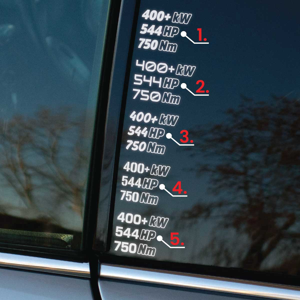 Plotrovaná nálepka na auto s údajmi 400+ kW, 544 HP a 750 Nm, ukážka piatich číslovaných variantov písma pre výber.